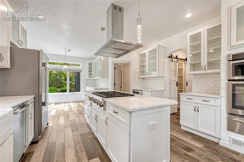 Image 9 of 50: Kitchen
