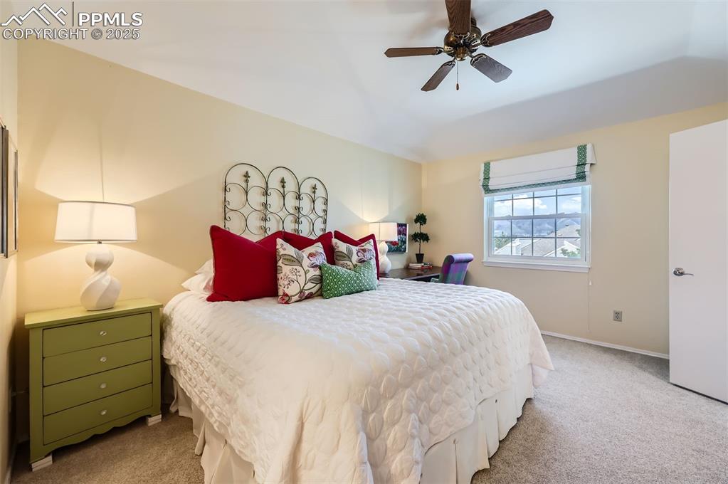 Image 18 of 23: Bedroom