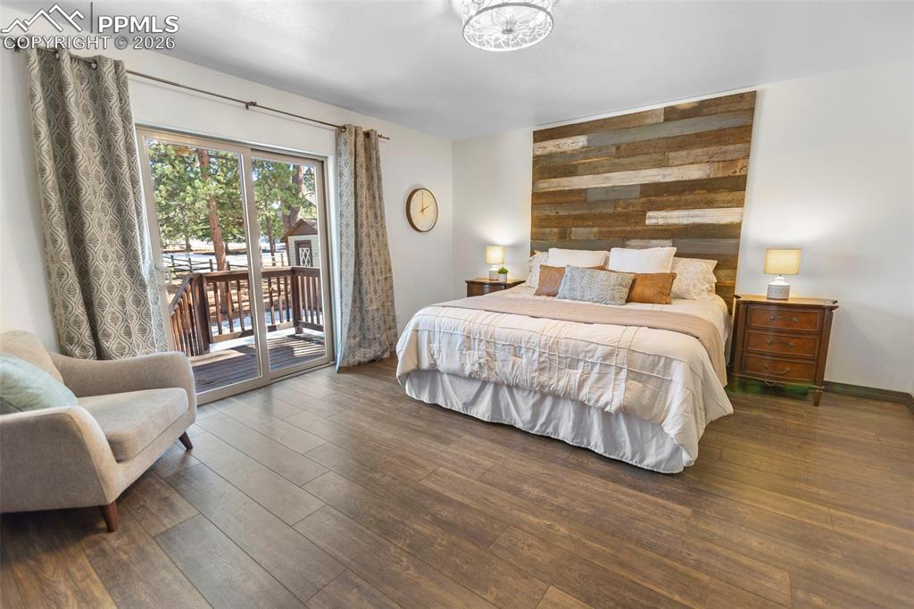 Image 11 of 28: Dining & Kitchen