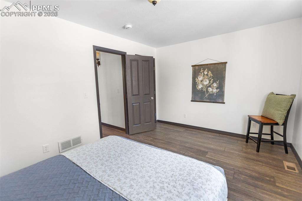 Image 19 of 28: Main Level Bed 2