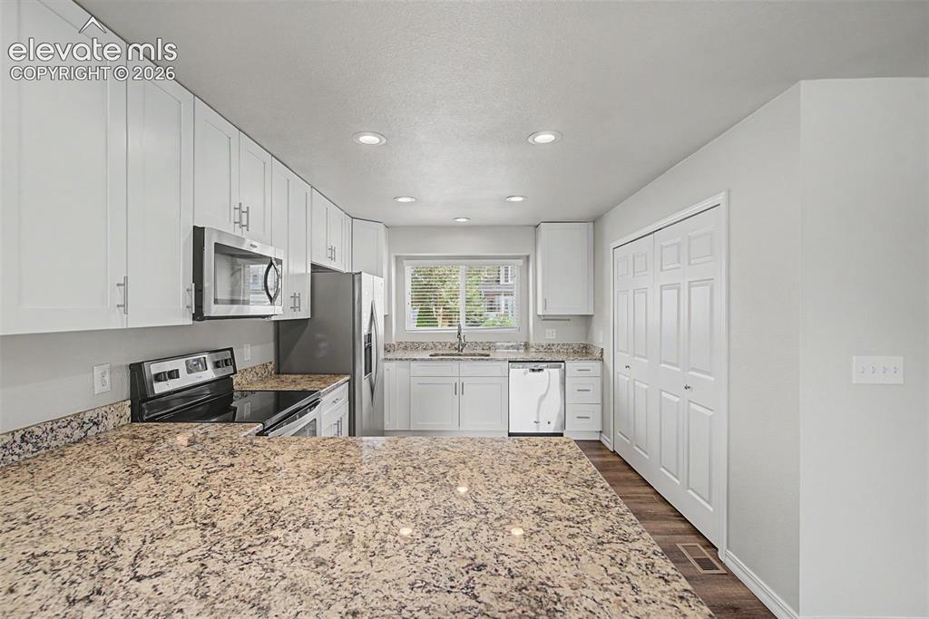 Image 13 of 41: Kitchen