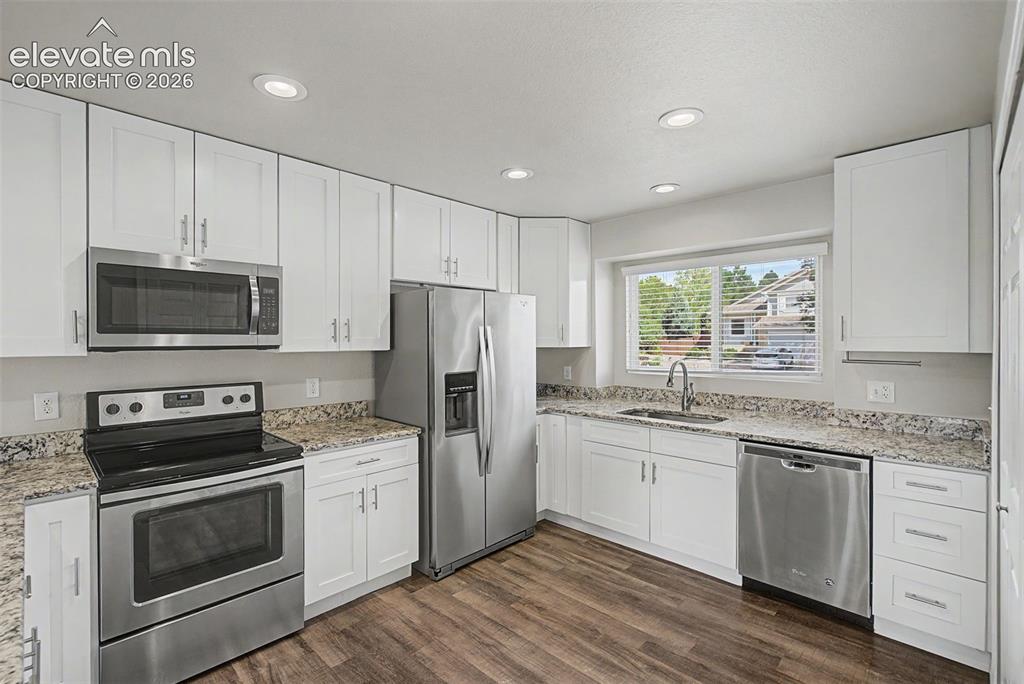 Image 14 of 41: Kitchen