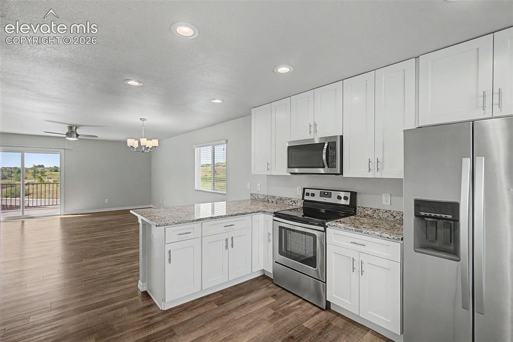 Image 15 of 41: Kitchen