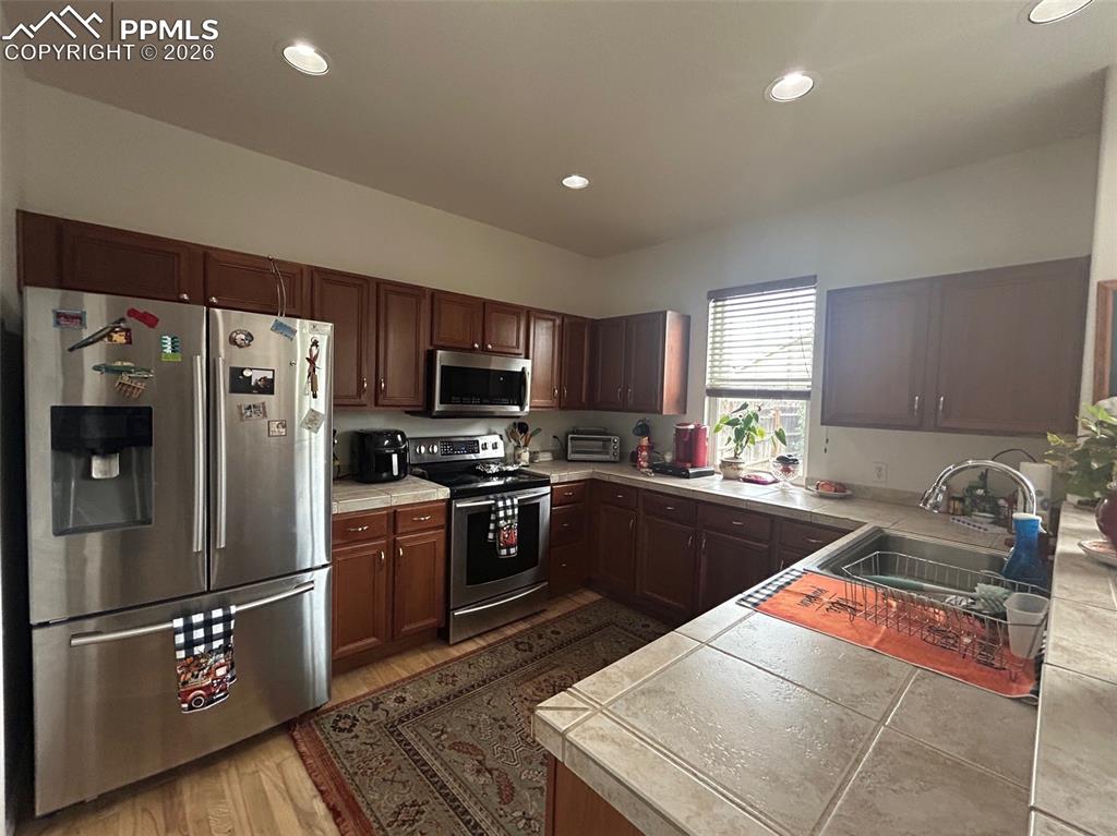 Image 10 of 30: Kitchen