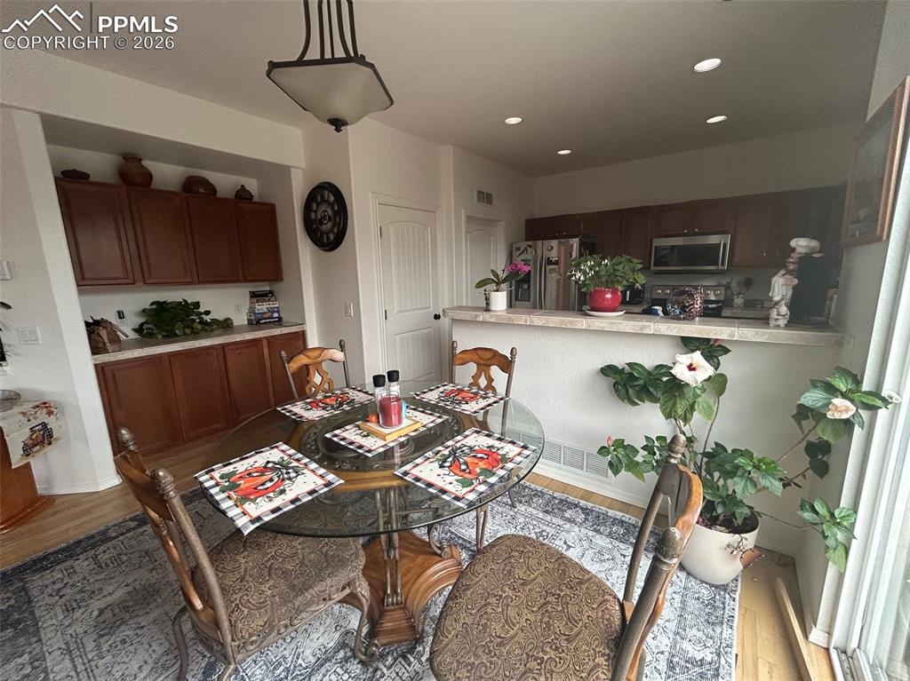 Image 14 of 30: Dining Area