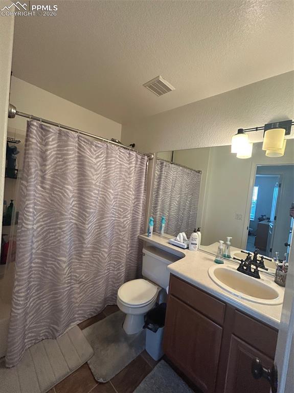 Image 16 of 30: Bathroom