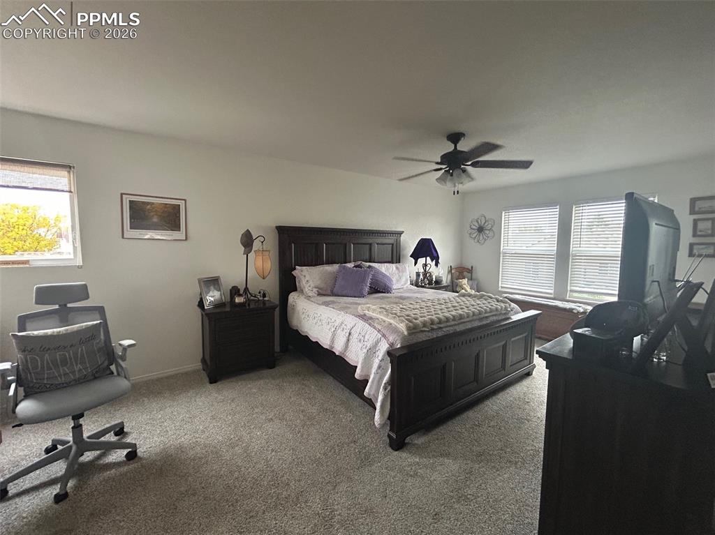 Image 19 of 30: Bedroom