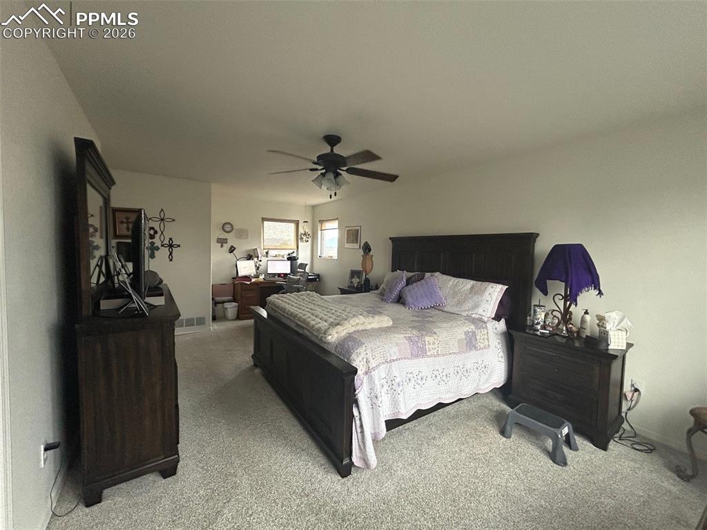 Image 20 of 30: Bedroom