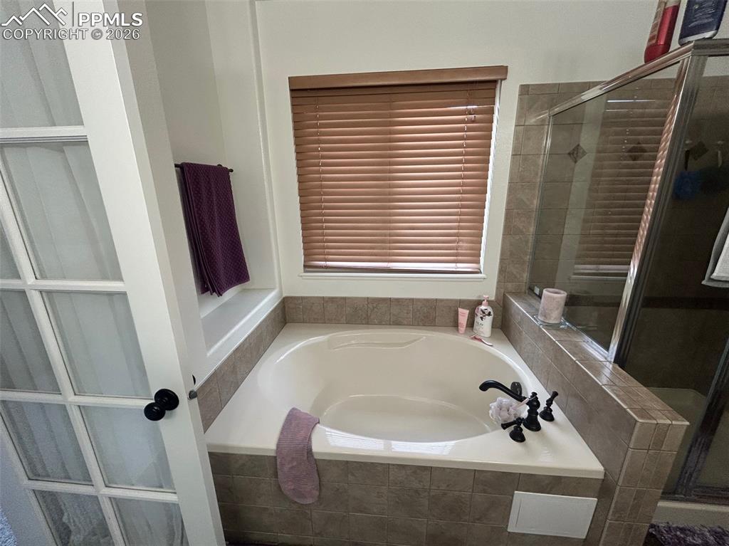 Image 22 of 30: Bathroom