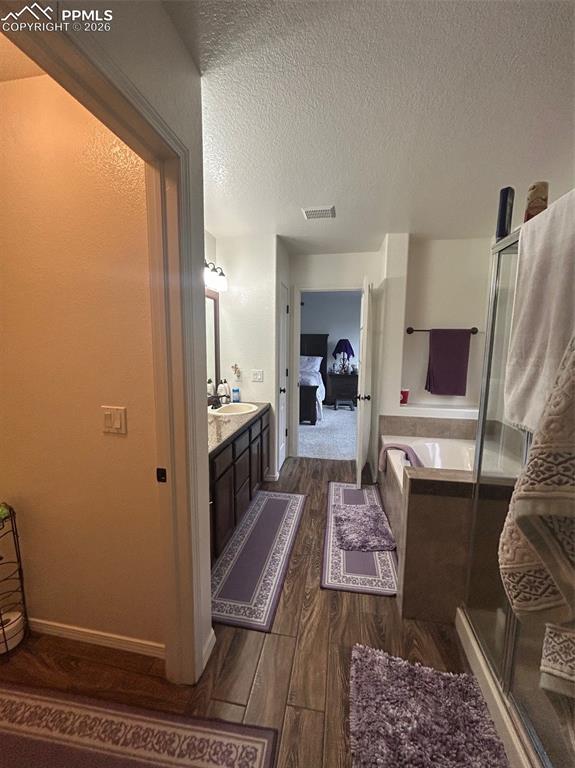 Image 25 of 30: Bathroom