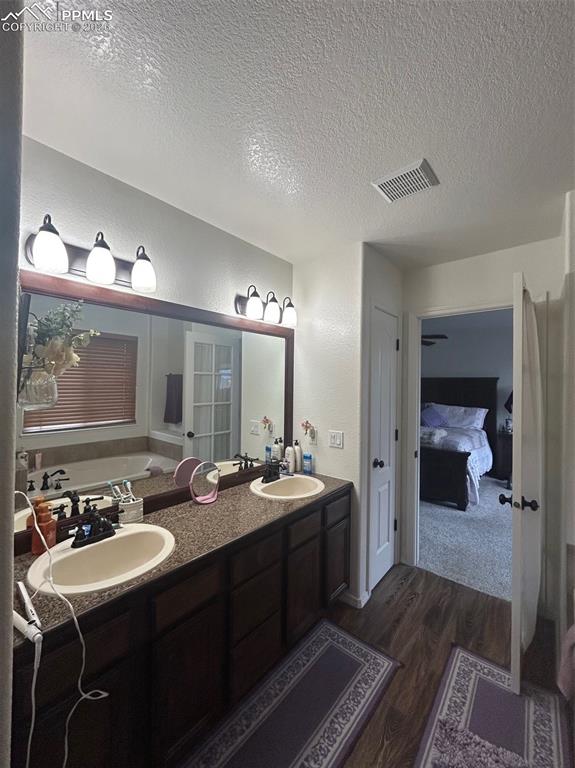 Image 26 of 30: Bathroom