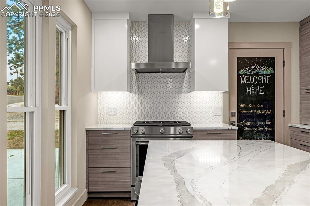 Image 10 of 50: Kitchen