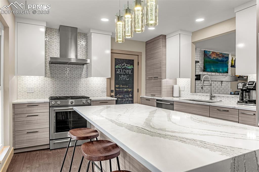 Image 11 of 50: Kitchen