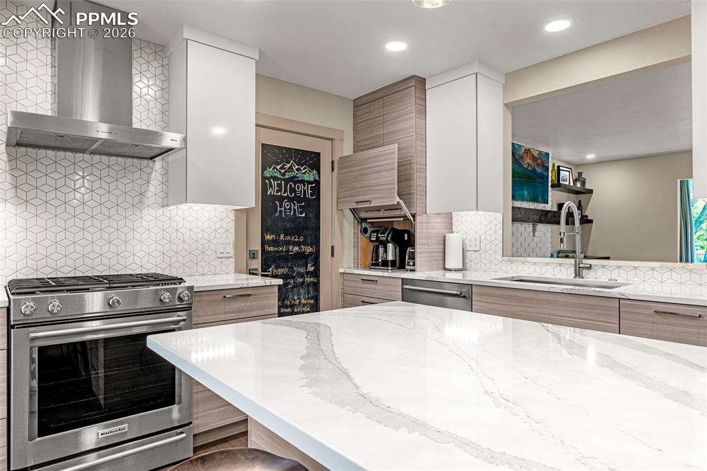 Image 12 of 50: Kitchen