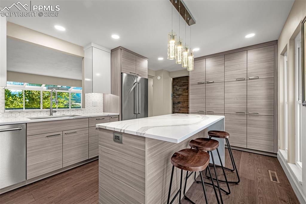 Image 8 of 50: Kitchen