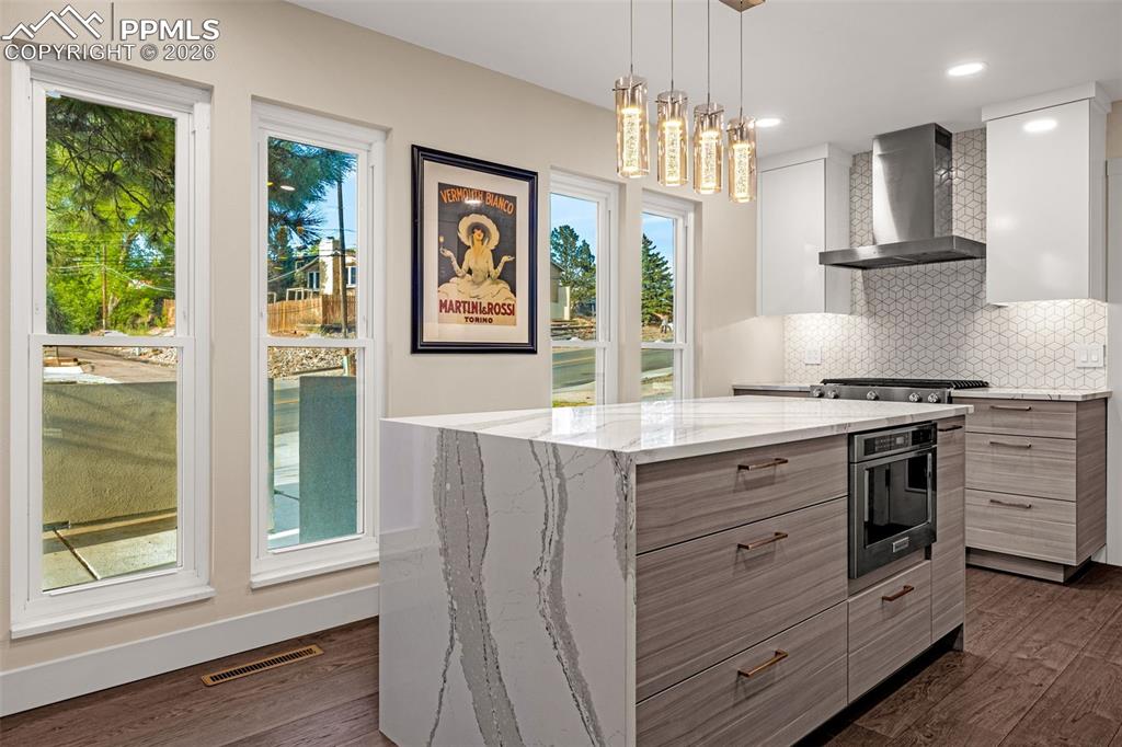 Image 9 of 50: Kitchen