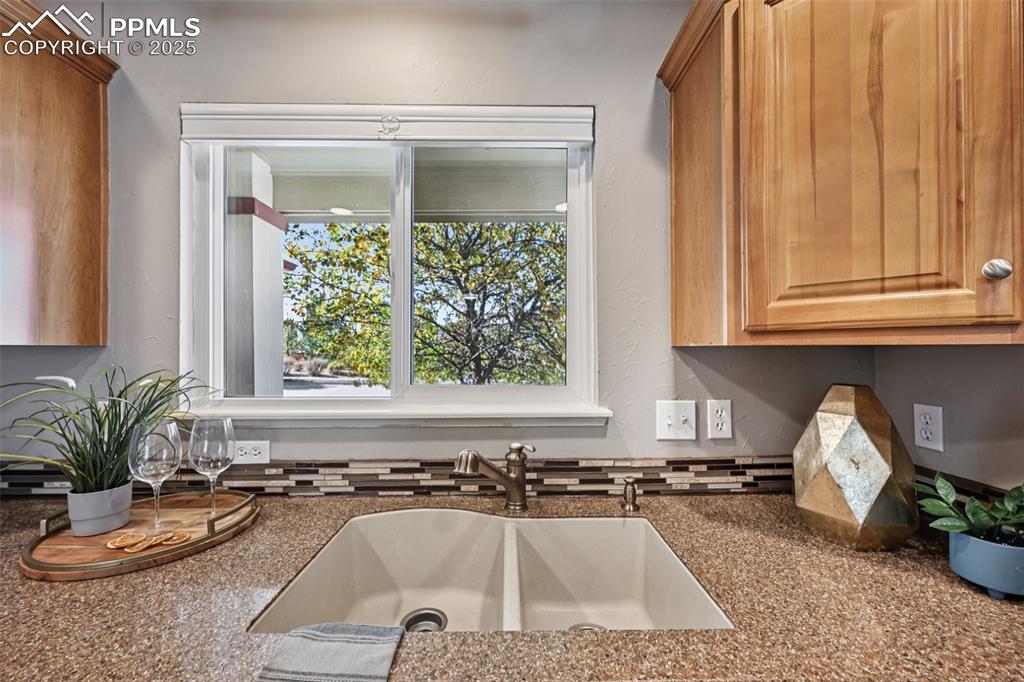 Image 10 of 38: Kitchen