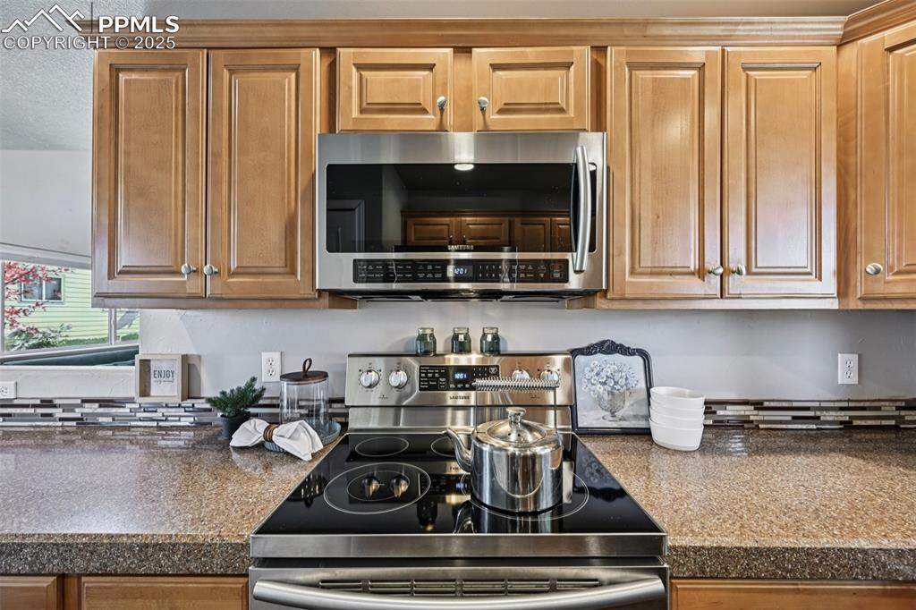 Image 11 of 38: Kitchen