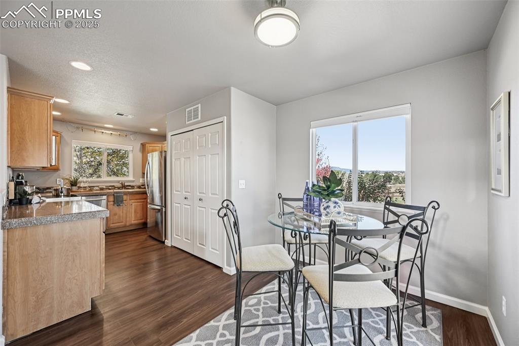 Image 14 of 38: Dining Area