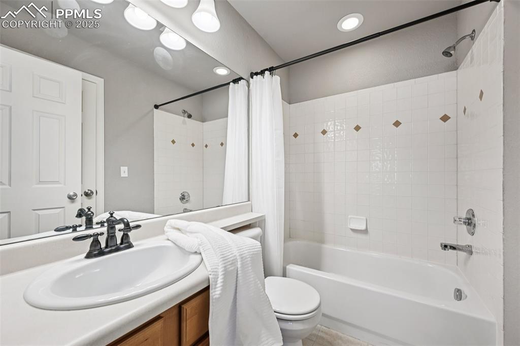 Image 28 of 38: Bathroom