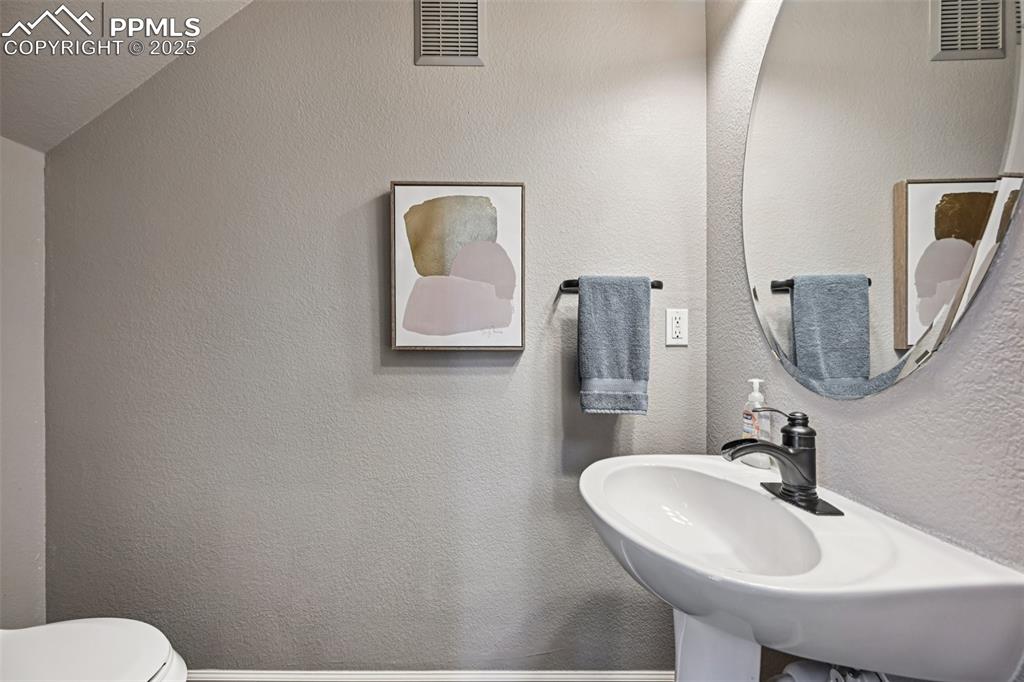 Image 29 of 38: Bathroom