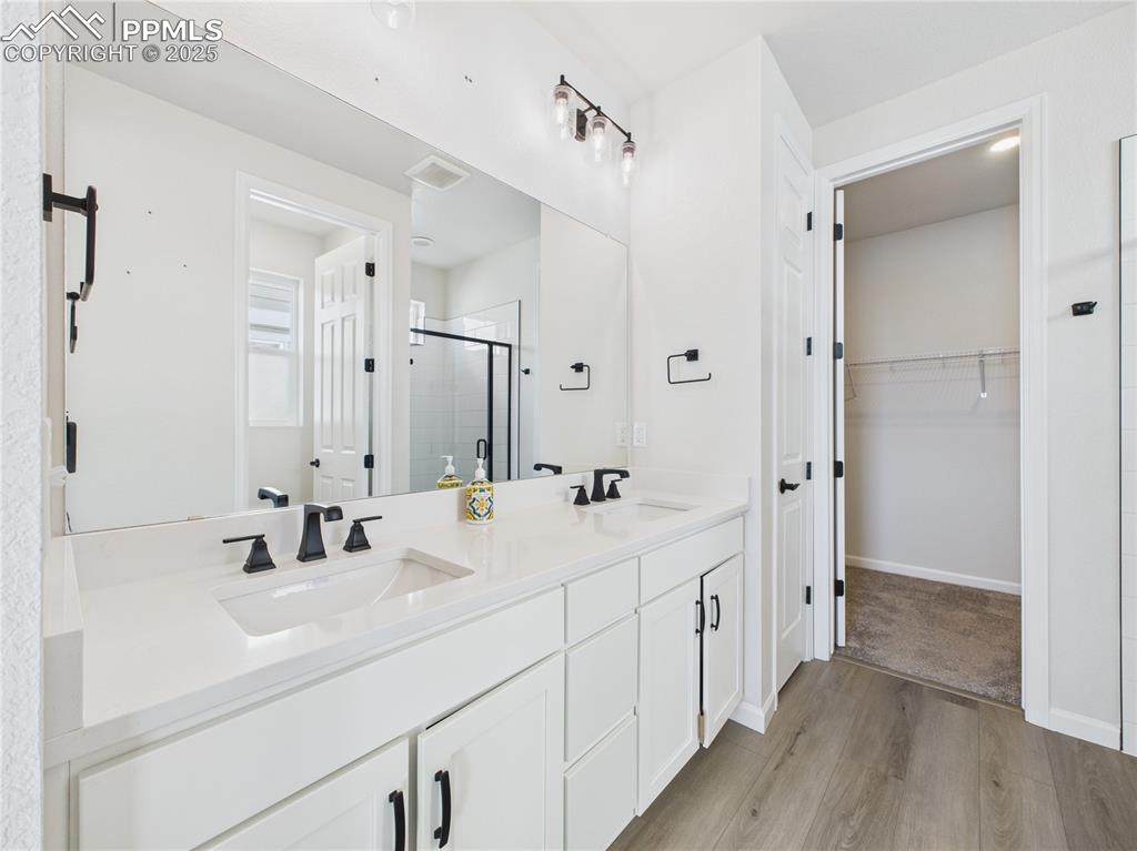 Image 29 of 48: Bathroom