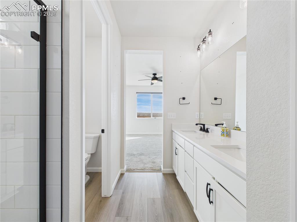 Image 32 of 48: Bathroom