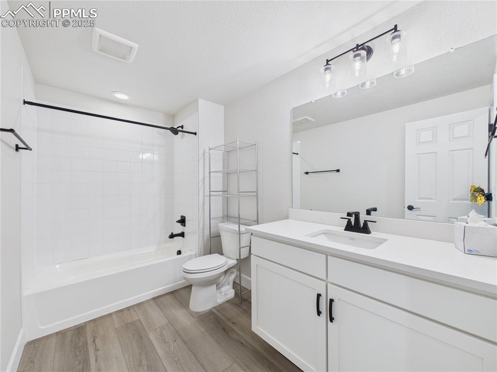 Image 37 of 48: Bathroom