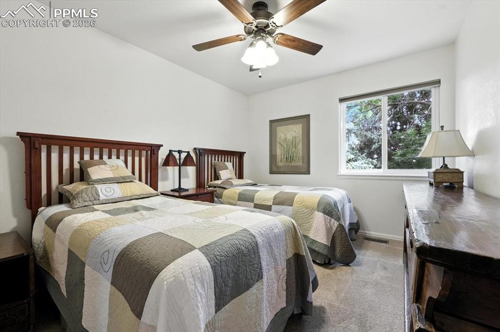 Image 25 of 31: Bedroom