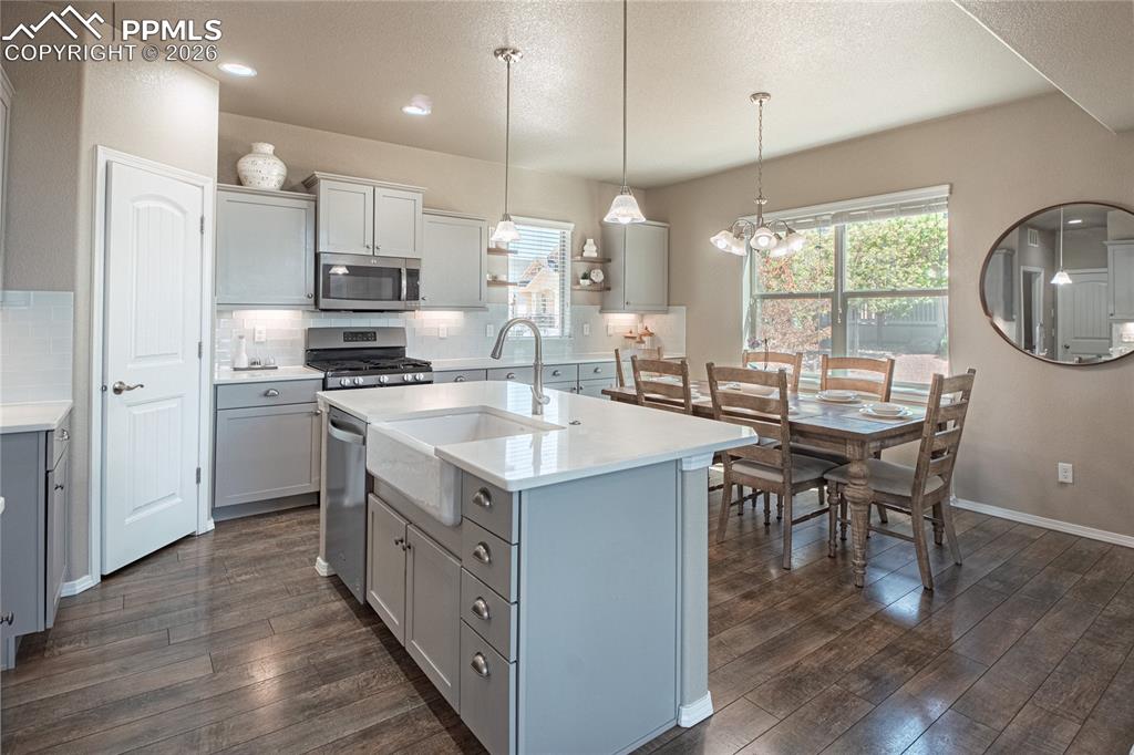 Image 14 of 32: Kitchen