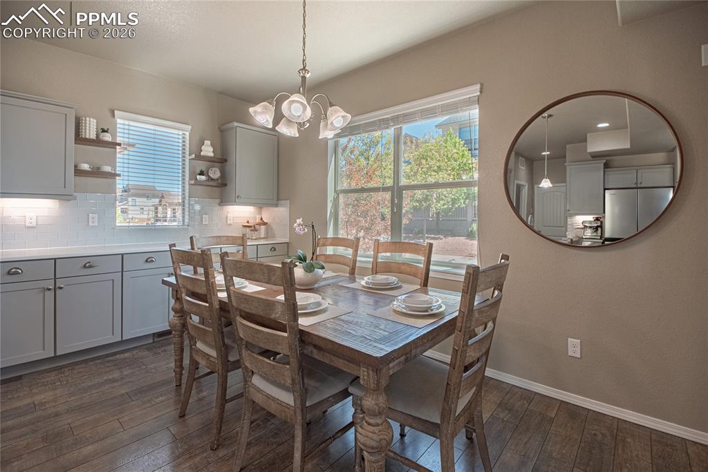 Image 15 of 32: Dining Area