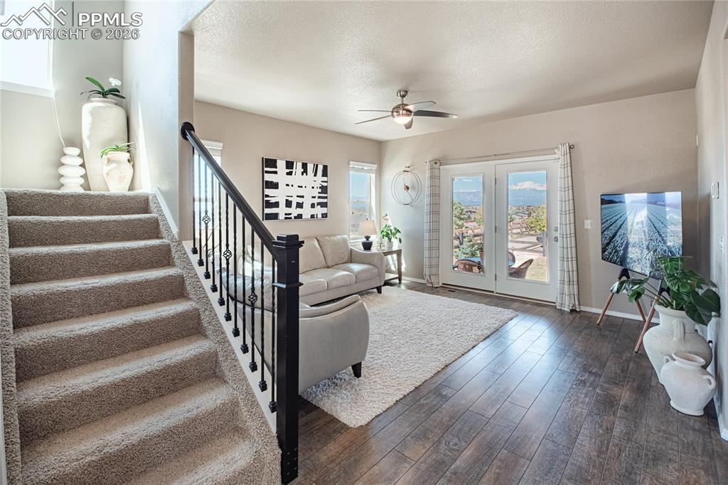 Image 8 of 32: Living Room