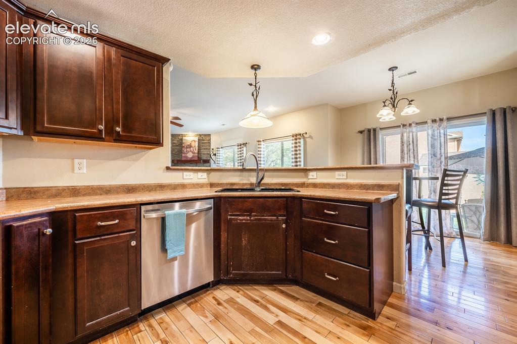Image 10 of 50: Kitchen