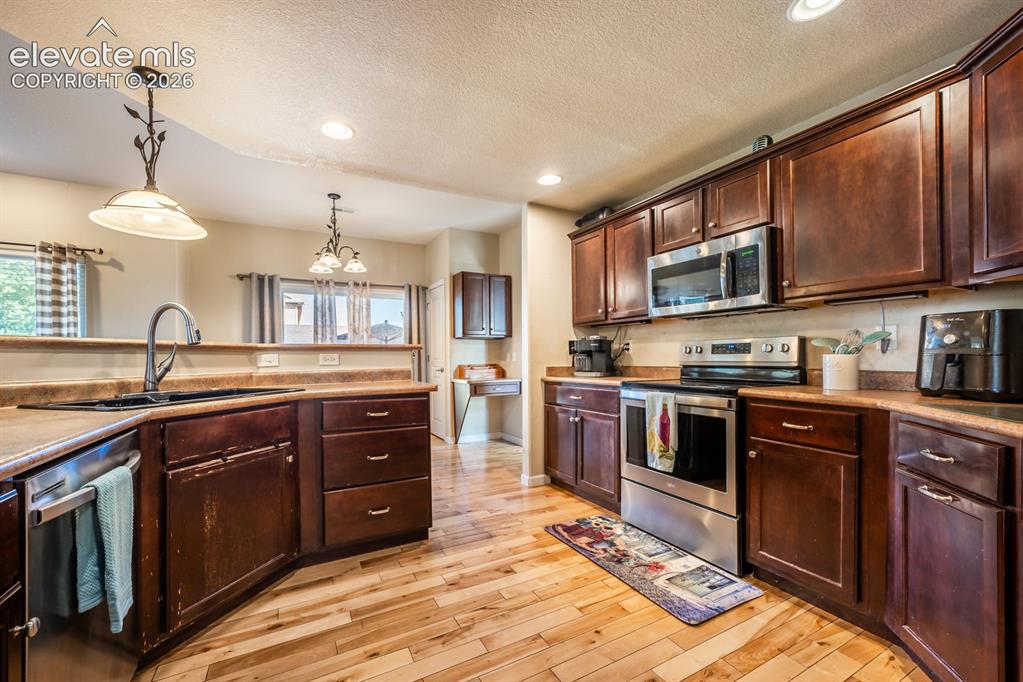 Image 11 of 50: Kitchen