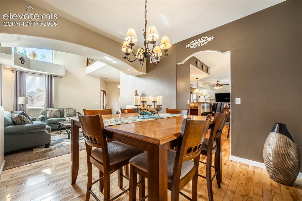 Image 7 of 50: Dining Area