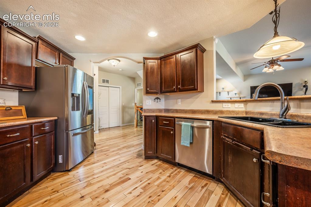 Image 9 of 50: Kitchen