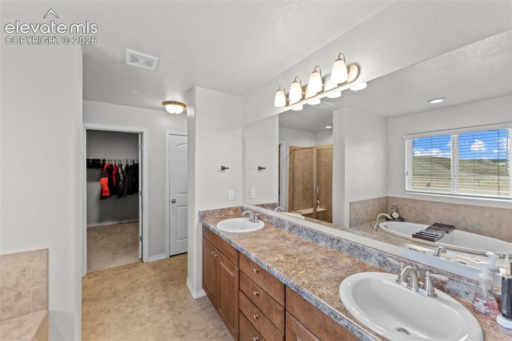 Image 17 of 33: Bathroom