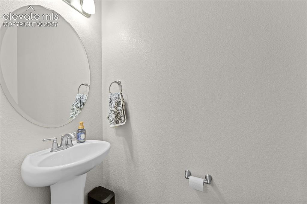 Image 6 of 33: Bathroom