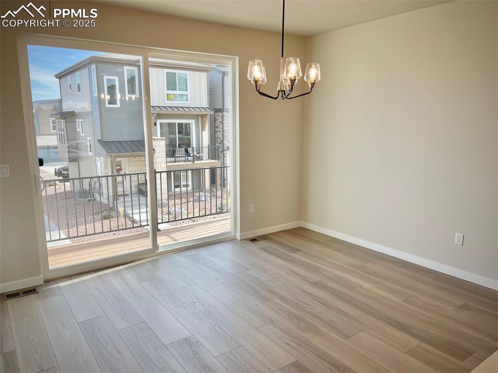 Image 11 of 25: Dining Area