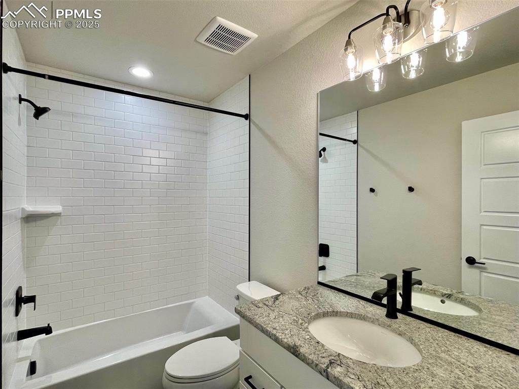 Image 13 of 25: Bathroom