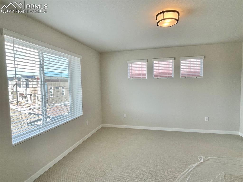 Image 19 of 25: Bedroom