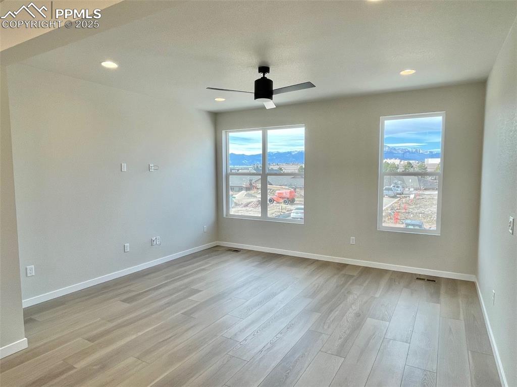 Image 4 of 25: Living Room