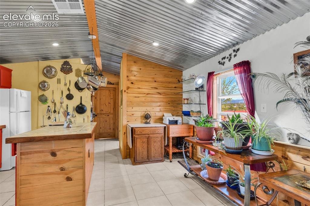 Image 15 of 45: Kitchen