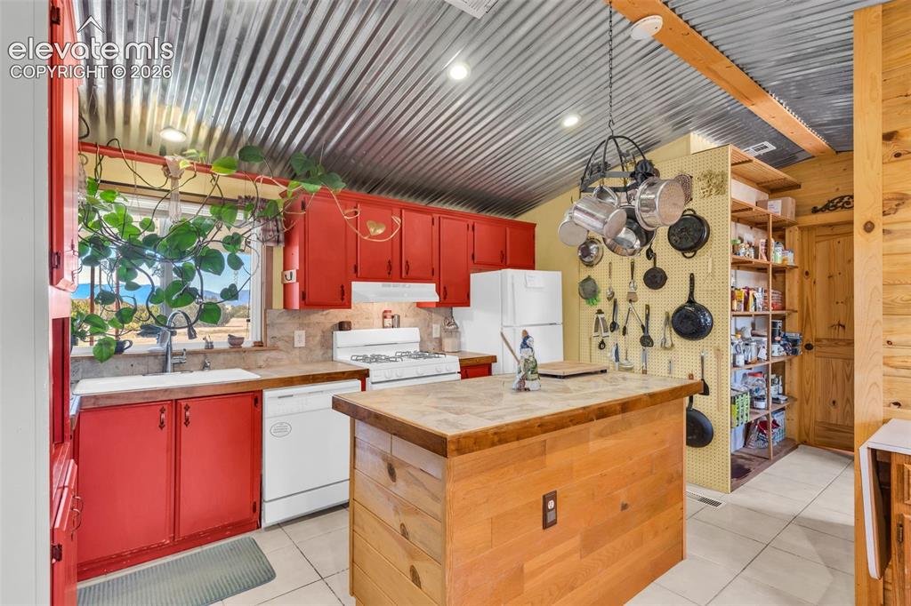 Image 16 of 45: Kitchen