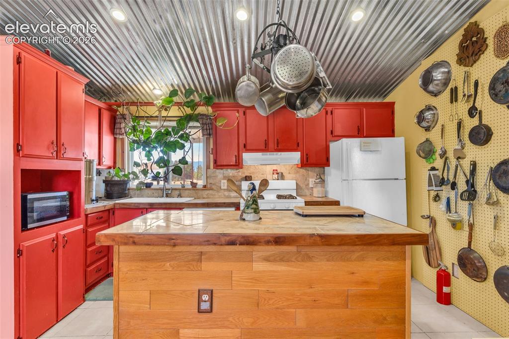 Image 17 of 45: Kitchen