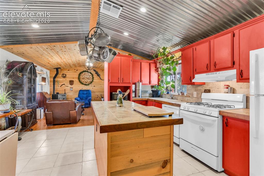 Image 18 of 45: Kitchen