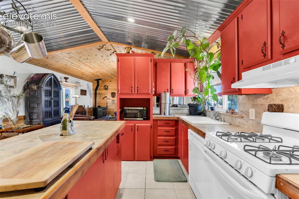 Image 19 of 45: Kitchen