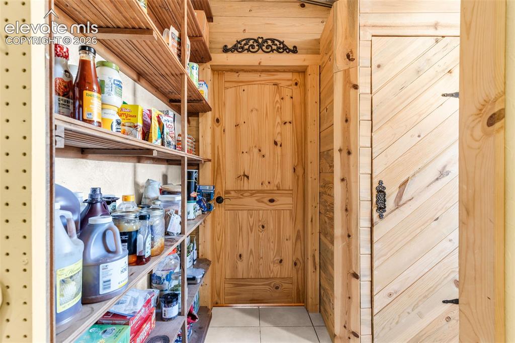 Image 21 of 45: Pantry