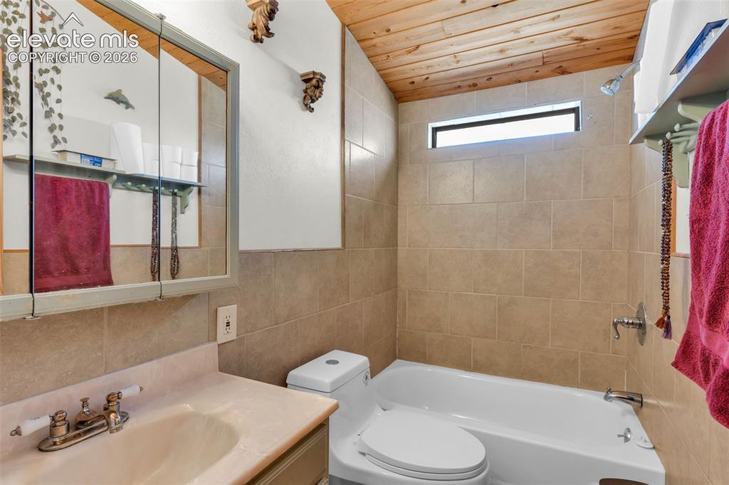 Image 29 of 45: Bathroom