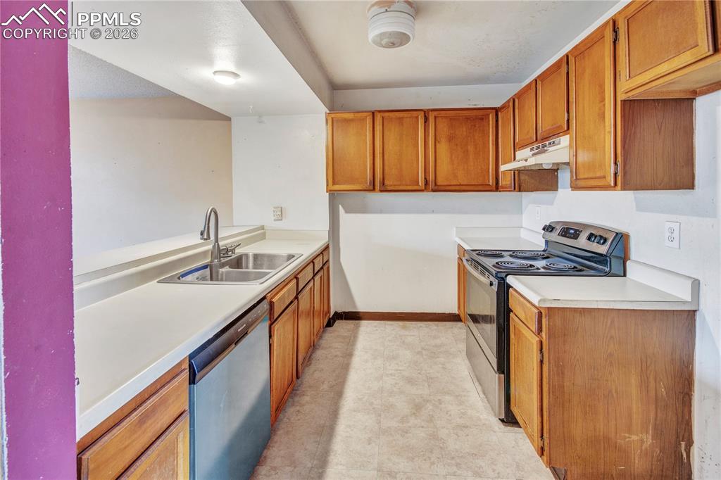 Image 11 of 28: Kitchen